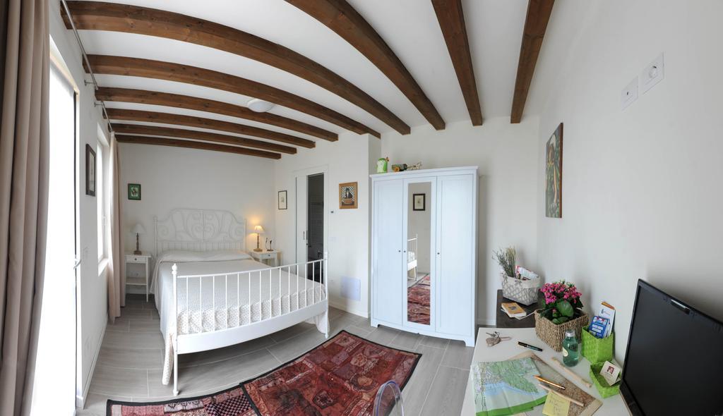 Monte Maino Bed & Breakfast Ντεζεντσάνο ντελ Γκάρντα Δωμάτιο φωτογραφία
